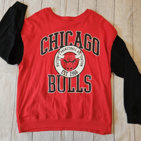 NBA Women's Size XXL Chicago Bulls Logo Sweatshirt Red Black Soft Long Crewneck - Picture 2 of 8